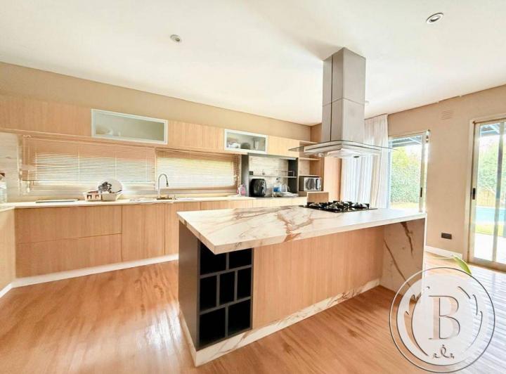 Casa · 300m² · 5 Ambientes · 2 Cocheras
