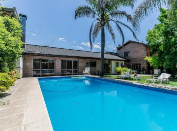 Casa · 250m² · 5 Ambientes · 2 Cocheras · Venta Doble Terreno - Pileta - Quincho