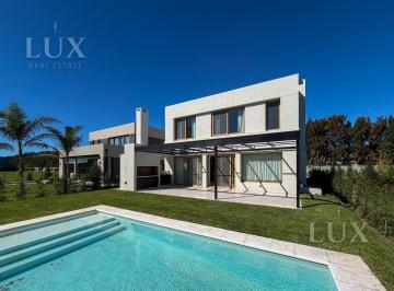 Casa · 567m² · 6 Ambientes · 2 Cocheras · Casa en Venta con 4 Habitaciones y Escritorio en Carpinchos, Nordelta