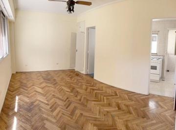 Departamento 24m² Alquiler Caballito Norte · 1 Ambiente Frente Plaza Irlanda. Lateral. Muy Luminoso. con Vista a Plaza