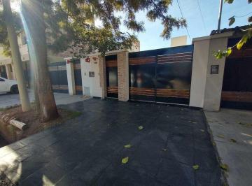 Casa · 129m² · 3 Ambientes · 1 Cochera · Alquiler de Casa B° Privado Jardines de Urquiza