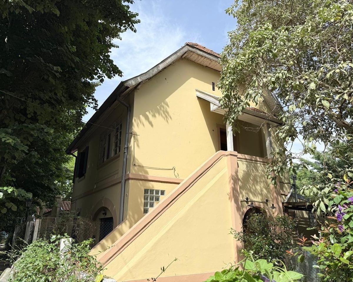 AYOLAS 44. Entre Av Vicente Lopez y Roque Saenz PeÑa