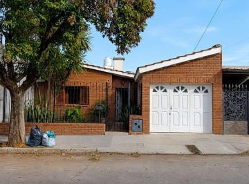 Casa · 162m² · 4 Ambientes · 1 Cochera · Casa 2 Dorm + Departamento en Barrio Los Paraisos