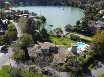 Casa · 481m² · 5 Dormitorios · 2 Cocheras · Espectacular Casa Sobre Laguna, con Cancha de Tenis. Zona Nordelta
