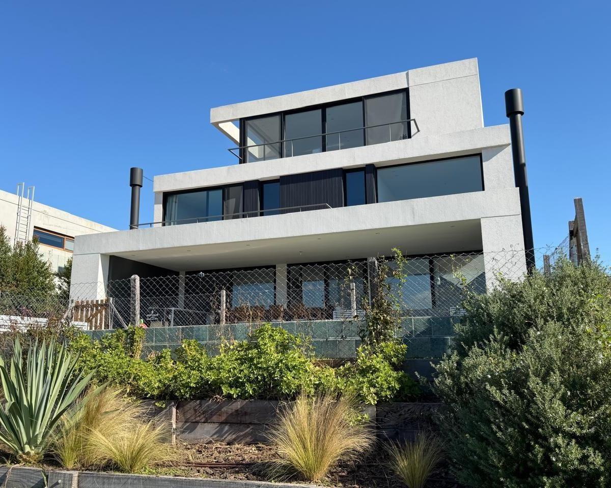 Casa en VENTA con amplio canal en el Yacht, Nordelta