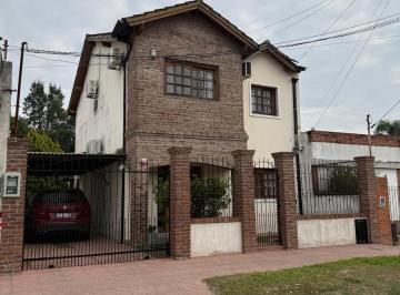 Casa · 200m² · 6 Ambientes · 2 Cocheras · Casa 5 Dorm. en Padua