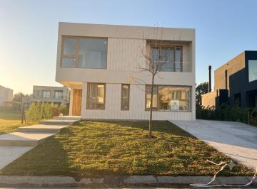 Casa · 256m² · 7 Ambientes · Casa a La Venta en Barrio Los Carpinchos Nordelta