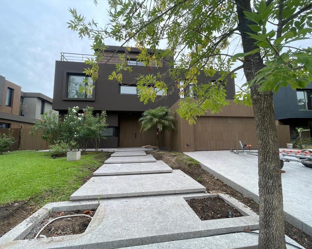 CASA al RIO en VENTA. Barrio Yacht 0