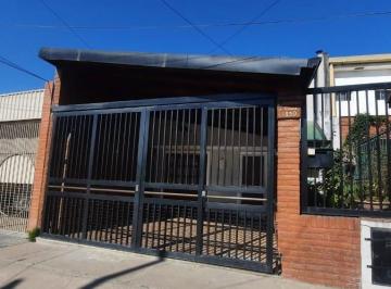 Casa · 111m² · 4 Ambientes · 1 Cochera · Casa en Venta en Pasaje Fernandez Al 4000