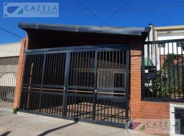 Casa · 111m² · 4 Ambientes · 1 Cochera · Casa en Venta en Pasaje Fernandez Al 4000