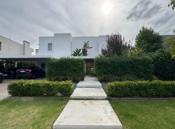 Casa · 252m² · 7 Ambientes · 6 Cocheras · Casa Al Agua Alquiler en Barbarita