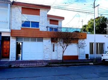 Casa · 2 Dormitorios · 1 Cochera · Casa con Local en Alquiler