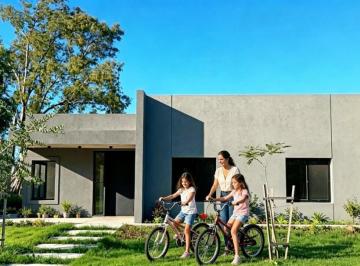 Casa · 202m² · 5 Ambientes · 2 Cocheras · Venta de Casa a Estrenar 5 Ambientes en Una Planta con Financiación en Santa Sofía, Pilar del Este