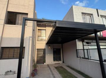 Casa · 130m² · 6 Ambientes · 2 Cocheras · Alquiler Dúplex en Villa Allende de 3 Dorm. con Patio