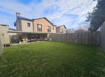Casa · 125m² · 4 Ambientes · 2 Cocheras · Casa con Jardín en Barrio Cerrado Los Patos