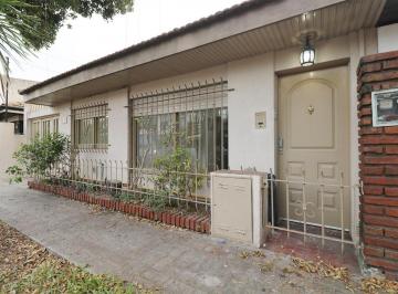 Casa · 49m² · 3 Ambientes · 1 Cochera · Venta Casa 3 Amb en Martinez con Patio y Cochera!