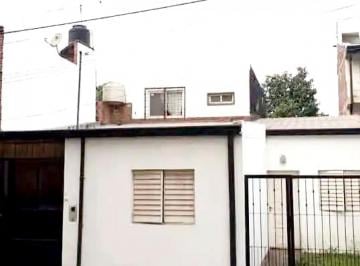 Casa · 202m² · 6 Ambientes · 1 Cochera · B° Cerro Las Rosas - C/ Juan J. Paseo Al 2.500 Dos Casas de 1 y 2 Dorm. C/ Fondo y Cochera