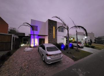 Casa · 340m² · 8 Ambientes · 4 Cocheras · Casa en Venta Los Robles