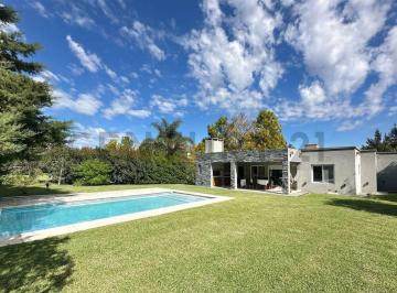 Casa · 151m² · 5 Ambientes · 4 Cocheras · Venta Casa 4 Ambientes con Pileta y Parque Barrio La Codorniz Los Cardales
