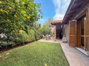 Casa · 223m² · 5 Ambientes · 1 Cochera · Casa en Dalvian