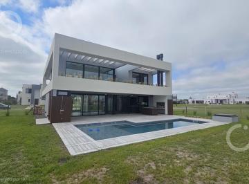 Casa · 223m² · 5 Ambientes · 3 Cocheras · Casa - La Providencia