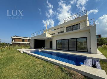 Casa · 504m² · 6 Ambientes · 6 Cocheras · Casa en Venta con 4 Habitaciones, Amarra y Salida Al Rio en El Yacht, Nordelta