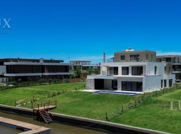 Casa · 504m² · 6 Ambientes · 6 Cocheras · Casa en Venta con 4 Habitaciones, Amarra y Salida Al Rio en El Yacht, Nordelta