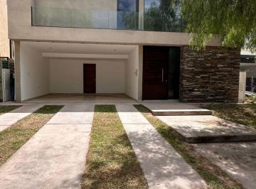 Casa de 5 ambientes, Maipú · Casa Quinta en Alquiler de 300 m² Ubicado en Maipú