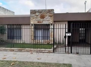 Casa · 120m² · 4 Ambientes · 1 Cochera · Casa 4 Ambientes con Pileta