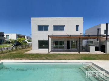 Casa · 220m² · 5 Ambientes · Casa en Venta en El Barrio Carpinchos, Nordelta, Tigre