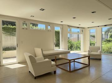 Casa · 360m² · 7 Ambientes · 1 Cochera · Casa de Lujo en Barrio Parque | 4 Suites, Jardín, Pileta y Ascensor Privado