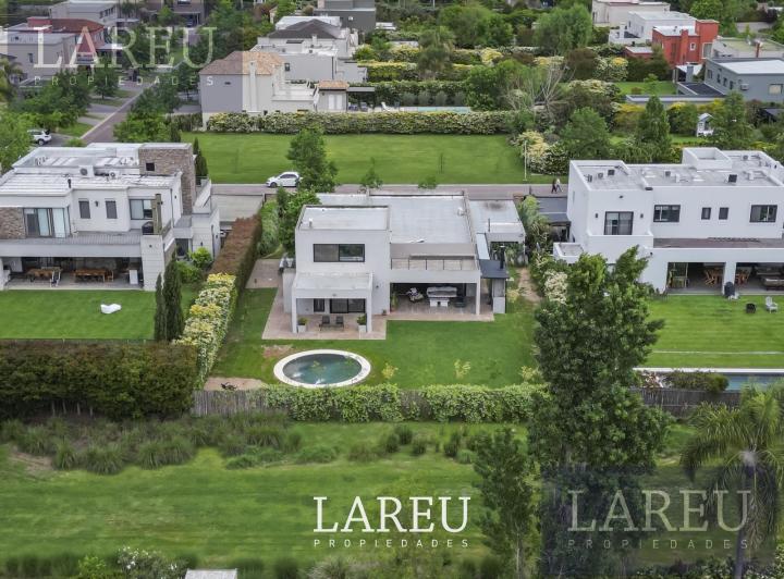 Casa · 270m² · 5 Ambientes · 2 Cocheras
