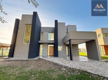Casa · 207m² · 5 Ambientes · 2 Cocheras · Casa en Haras del Sur III