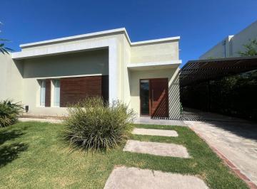 Casa · 150m² · 5 Ambientes · 3 Cocheras · Casa en Venta Santa Guadalupe, Pilar del Este