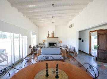 Quinta vacacional · 335m² · 7 Ambientes · 4 Cocheras · Venta de Chacra con Excelente Casa Principal Mas Vivienda de Huespedes Equipadas