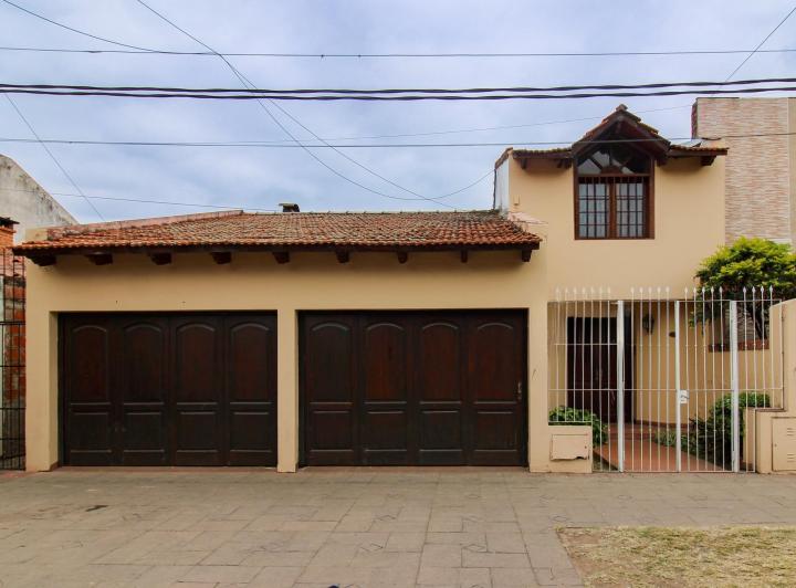 Casa · 305m² · 4 Dormitorios · 4 Cocheras