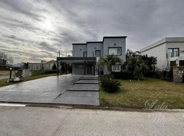 Casa · 230m² · 5 Ambientes · 2 Cocheras · Casa en Venta y Alquiler en Lagos de Canning