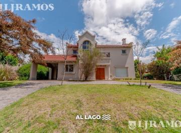 Casa · 200m² · 6 Ambientes · 1 Cochera · Las Glorietas. Lote a Laguna.