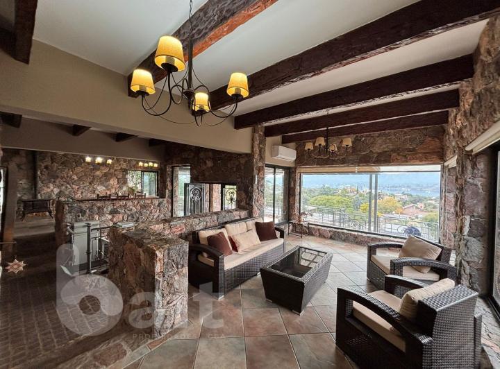 Casa · 490m² · 10 Ambientes · 3 Cocheras