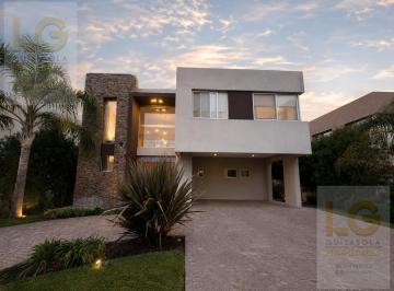 Casa · 264m² · 4 Ambientes · 4 Cocheras · Casa en Venta en Los Troncos