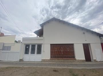 Casa · 110m² · 6 Ambientes · 1 Cochera · Alquiler Casa Linares y Chocón