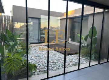 Casa · 160m² · 4 Ambientes · 6 Cocheras · Alquiler - San Sebastian Area 2