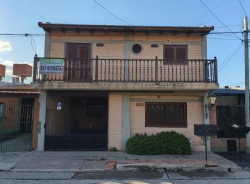Casa · 196m² · 8 Ambientes · 1 Cochera · Casa en Venta Zona Cofruthos 7 Dorm.