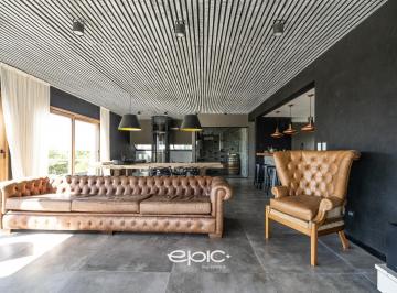 Casa · 412m² · 6 Ambientes · 3 Cocheras · Casa en Marítimo I