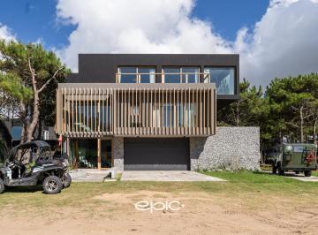 Casa · 412m² · 6 Ambientes · 3 Cocheras · Casa en Marítimo I