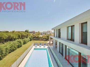 Casa · 1250m² · 10 Ambientes · 3 Cocheras · Casa 10 Amb en Barrio El Golf, 1250 m² Sup Total, 550 m² Construidos, Salida a Dos Calles