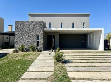 Casa · 200m² · 5 Ambientes · 2 Cocheras · Casa en Venta Barrio Lagos de Canning