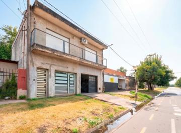 Casa · 353m² · 4 Ambientes · 1 Cochera · Venta | Permuta - Casa de 2 Dorm. con Cochera, Balcón y Local - Pérez. Apto Crédito.