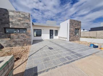 Casa · 170m² · 5 Ambientes · 2 Cocheras · Casa en Quebrada de Manantiales