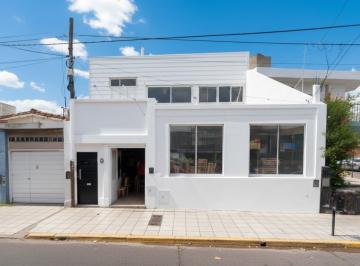 Casa · 236m² · 3 Ambientes · Casa con Local Comercial en Av Bv Los Granaderos